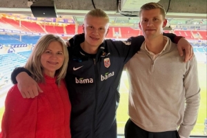 哈蘭德社媒曬與媽媽和弟弟合照：老大、我和我哥