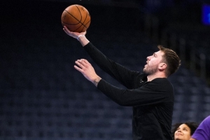 客戰衛冕冠軍！湖人官推曬踩場(chǎng)訓練照 東契奇里夫斯領(lǐng)銜