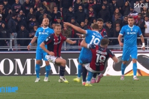 羅基：霍伊倫肘擊應該吃紅牌，但弗格森掩面的夸張反應影響了判罰