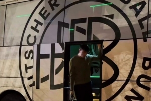 早日康復！基米希隨隊抵達盧森堡，走路仍一瘸一拐