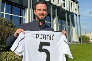 故地重游！皮亞尼奇拜訪(fǎng)尤文圖斯訓練基地，獲贈球衣并與斯帥合影