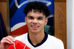 奧賴(lài)利上演英格蘭隊首秀，賽后斯通斯為他頒發(fā)紀念帽子