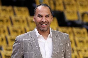 阿里納斯：哈里森沒(méi)必要遮遮掩掩了 不如明天就亮明臥底身份