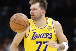 Skip：東契奇場(chǎng)均投12三分&命中率32% 上半場(chǎng)6中1&但誰(shuí)在意呢？