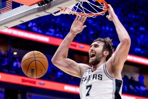 卡斯爾：科內特順下攻筐防守端都打得很棒 也是優(yōu)秀的溝通者