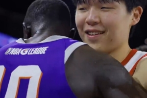 說(shuō)啥呢？楊瀚森賽后和好兄弟馬盧阿奇相擁致意 還簡(jiǎn)單耳語(yǔ)了一句