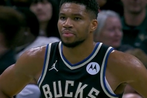 火眼金睛？字母哥歐洲步撞翻普拉姆利2+1 黃蜂挑戰成功變進(jìn)攻犯規