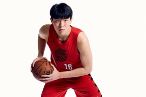 媒體人：楊瀚森的首秀還算打得不錯 找到一些比賽的感覺(jué)和自信心