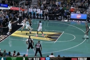 真是防不??！字母哥內線(xiàn)接球不講理一打三 強起直接單臂隔扣！