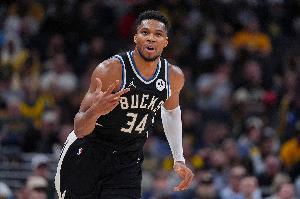 被包夾也能打！字母哥送賽季新高18助 另砍下25分7板&7失誤略多