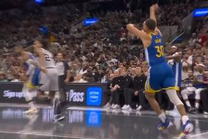 ??世界級進(jìn)球小區級慶祝！庫里面對文班超神仙高打板后瘋癲慶祝