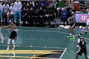 小橋上籃被科爾·安東尼拉拽肩膀犯規 裁判回看追加一級惡意犯規