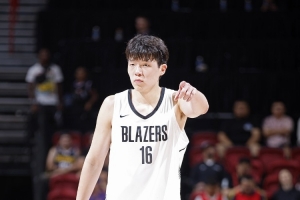 朱芳雨：不能要求楊瀚森首年滿(mǎn)足所有期待 姚易新秀賽季也有波動(dòng)