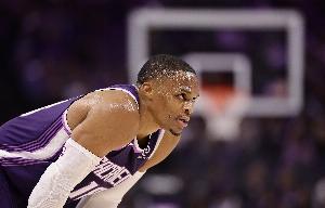 時(shí)光的痕跡！施羅德上籃不進(jìn) 威少沖搶前場(chǎng)籃板要補卻被籃筐帽掉