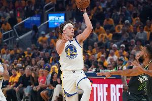 還不錯！波杰姆斯基三分6中3砍下10分3籃板3助攻 沒(méi)有失誤