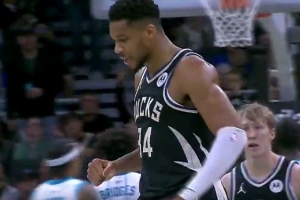 野獸出擊！波蒂斯三分不中&字母哥前場(chǎng)板一搶三 補籃打進(jìn)還加罰