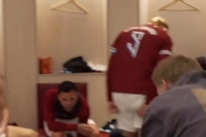 世界杯我們來(lái)了！哈蘭德賽后與隊友在更衣室內載歌載舞慶祝