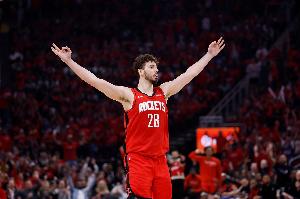 翻倍！申京上賽季三分命中率23.3% 本賽季至今46%