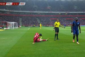 萊萬(wàn)爭搶時(shí)受傷，但仍暫時(shí)堅持比賽