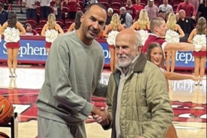 被解雇后首次亮相！尼科·哈里森現身阿肯色州 觀(guān)戰NCAA比賽