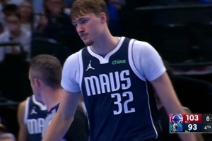 弗拉格單打喬丹·米勒連續轉身碾進(jìn)內線(xiàn) 扛著(zhù)防守打進(jìn)2+1