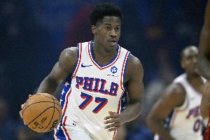 年輕人真能飛??！埃奇庫姆超級隔人暴扣 可惜干擾砸飛