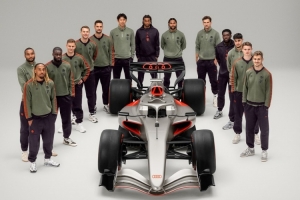 拜仁全隊和贊助商奧迪的R26概念車(chē)合影，后者將在2026賽季參加F1