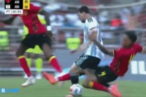 友誼賽這強度？梅西遭安哥拉球員背后剪刀腳，阿爾馬達眉骨被打破