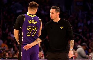 雷迪克：過(guò)去兩場(chǎng) 對手都派出了最佳防陣級別的球員盯防東契奇