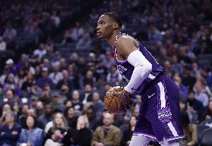 得分不夠助攻來(lái)湊！威少首節1中0&罰球2中0 得分掛蛋但送4助攻