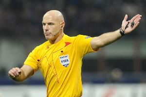 稱(chēng)遭不公對待！電訊報：英女超裁判起訴裁判公司，韋伯將出庭作證