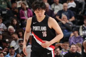 ??圍繞著(zhù)他打就對了！楊瀚森連續弧頂策應做餅 連送2個(gè)好助攻！