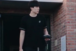 客戰菲尼克斯！楊瀚森入場(chǎng)穿搭：短褲+短袖&一身黑 配上運動(dòng)拖鞋