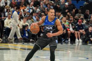 穩定火力！半場(chǎng)貝恩9中4拿到10分 席爾瓦8中4貢獻11分4板