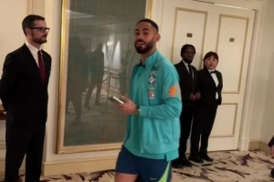 被槍迷問(wèn)是否加盟阿森納！庫尼亞起初拒答，隨后笑答“不，謝謝”