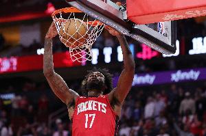 傷病退散！伊森6中1得到3分5板2助1斷 因左髖挫傷提前退賽