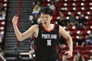 下半場(chǎng)連續建功！朱芳雨：楊瀚森感覺(jué)比上半場(chǎng)更清晰 跟上節奏了