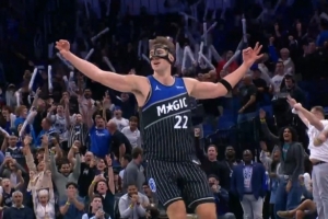 鐵了一整場(chǎng)又怎樣！小瓦格納追身打板三分+撤步三分 領(lǐng)先到5分！