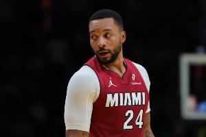 主攻手！鮑威爾半場(chǎng)10中5砍全隊最高15分 三分7中3