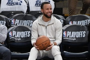 喜歡甜妹？庫里談今晚是誰(shuí)：海莉·威廉姆斯 帕拉摩爾樂(lè )隊主唱