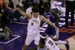 難受啊~楊瀚森被好兄弟馬盧阿奇干擾球 向裁判申訴但沒(méi)吹罰