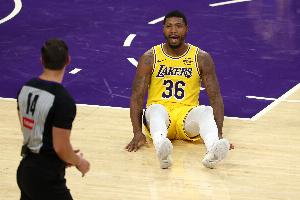 拿手好戲！斯瑪特籃下精準站位造進(jìn)攻犯規