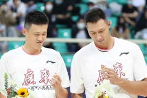 周鵬：一直有和易建聯(lián)溝通和聯(lián)系 大哥永遠是大哥 他現在挺好的