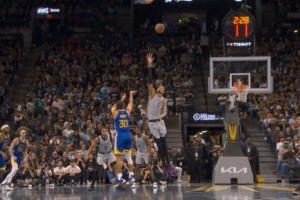 想起一些不好的回憶……庫里迎著(zhù)文班撤步三分 文班頗有些無(wú)奈啊