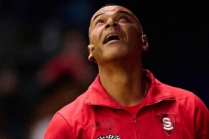 寶刀不老??卡福國王聯(lián)賽場(chǎng)邊秀花式顛球