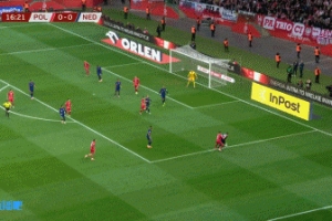 如入無(wú)人之境??24歲范德芬邊路起飛一條龍瘋狂推進(jìn)，這是中衛？