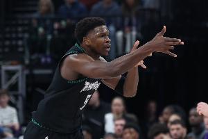 球星對飆！愛(ài)德華茲第三節7中4轟下17分 威少3中2拿7分5助