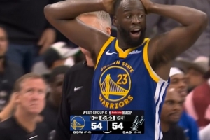 可惜沒(méi)挑戰了！追夢(mèng)底線(xiàn)上籃命中&撞倒文班 裁判吹進(jìn)攻犯規