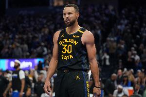 是否看到文班鼓動(dòng)球迷干擾你罰球？庫里：當然 我還特意配合他們