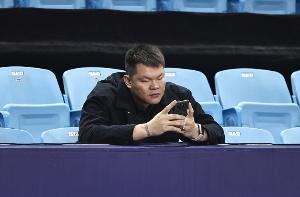 朱芳雨：我在場(chǎng)邊玩手機 其實(shí)是關(guān)注在其他隊的強強對話(huà)